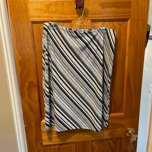 Express size L knee length skirt